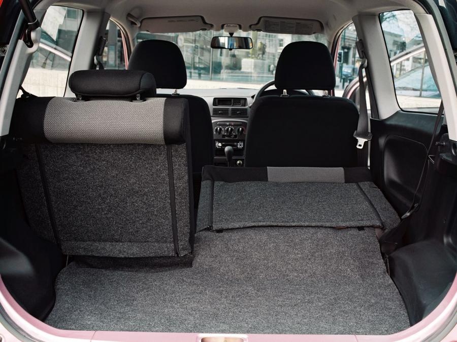  Daihatsu Charade 3-Door 2003 года  (UK) (фото 4 из 7)